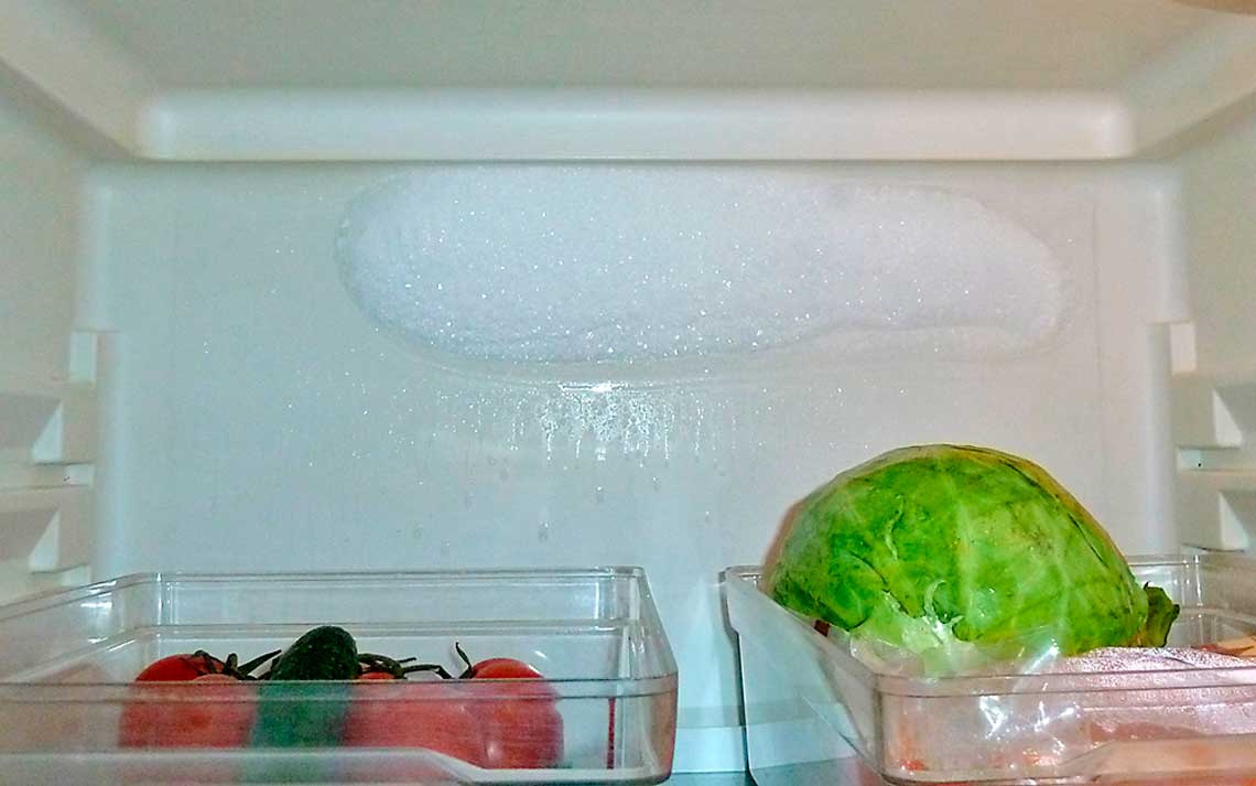 Вода в холодильнике причины. Холодильник Индезит намерзание. Холодильник Атлант 103 намерзает лед внутри холодильной камеры. Холодильник Атлант намерзает задняя стенка холодильника. Холодильная камера ноу Фрост.